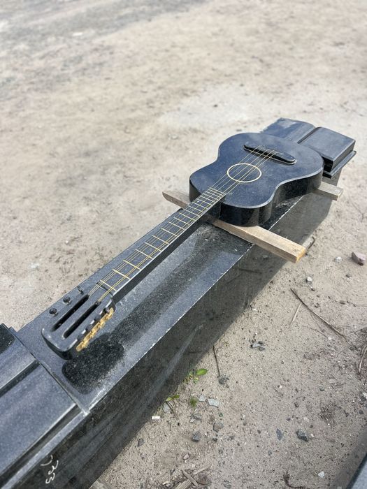 Гітара з граніту
