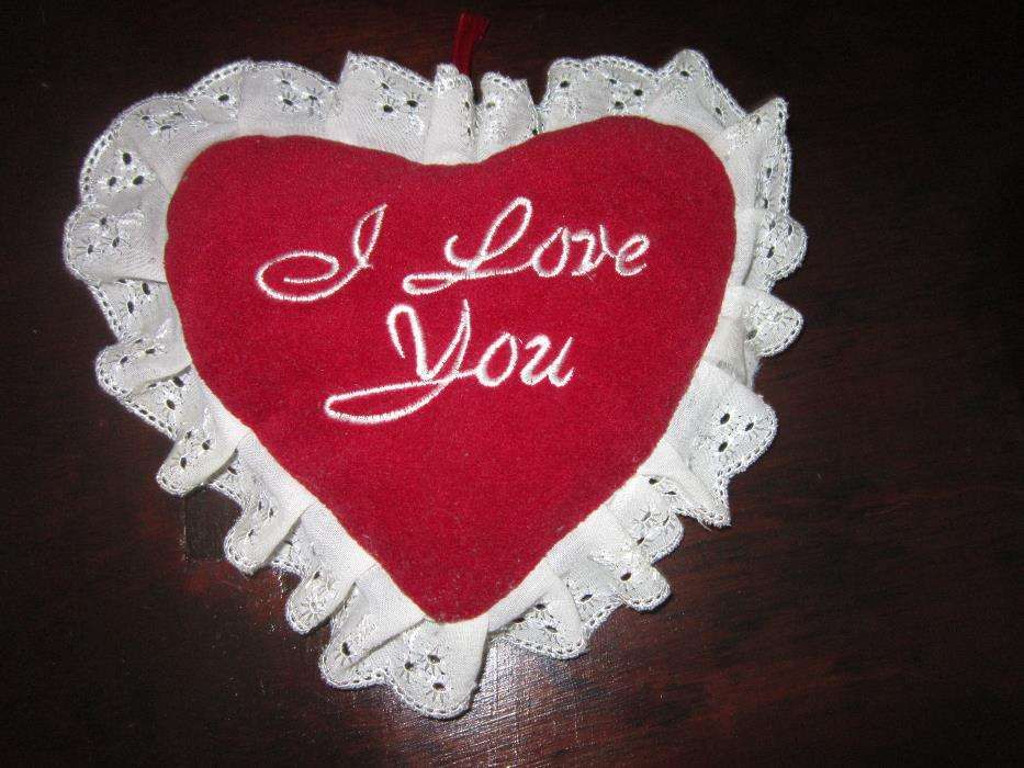 almofada coração I love you e almofada menina com boneca musical bebe