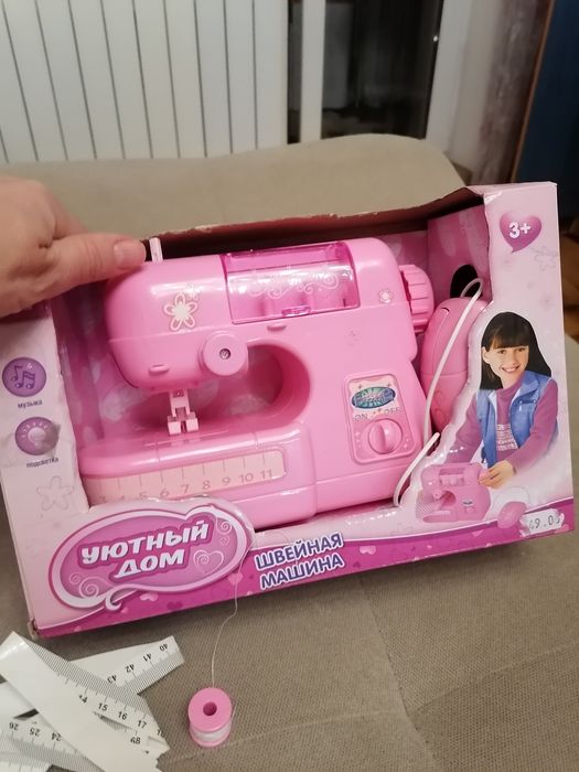 Игрушечная швейная машинка