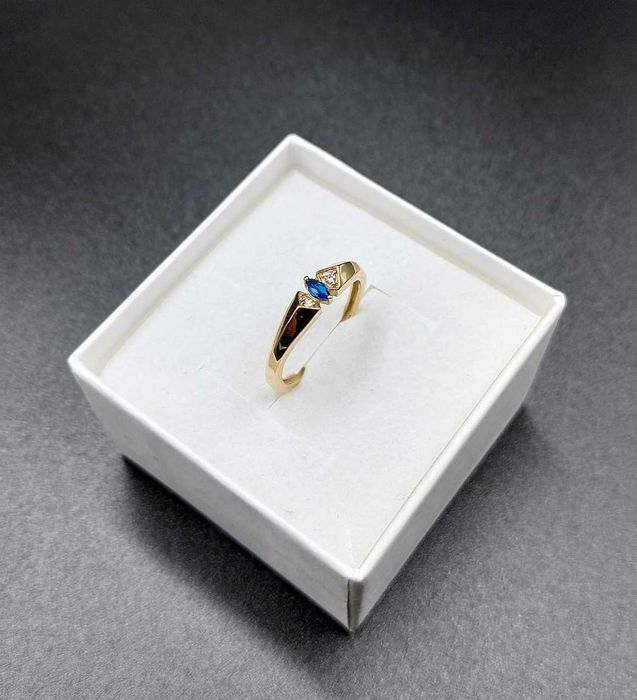 Złoty pierścionek z niebieskim kamieniem i cyrkoniami 585 GOLD MONEY