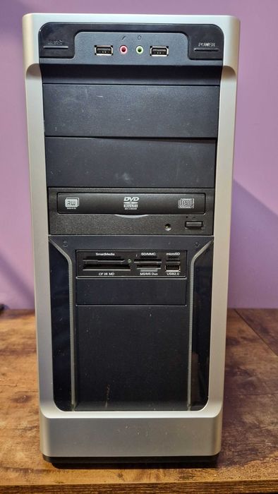 Obudowa komputera razem z wnętrznościami