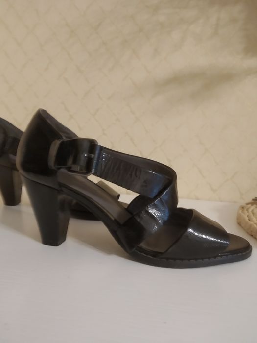 Туфлі відкриті розмір 38 натуральна лакована шкіра