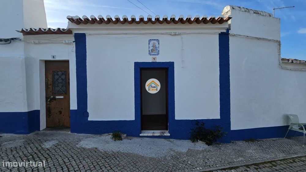 Moradia T2 no Centro Histórico de Redondo com Logradouro, Varanda e V