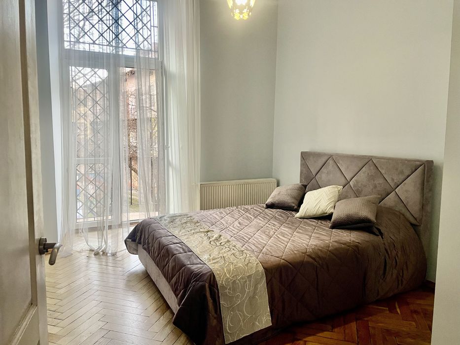 Подобово, погодинно , на любий термін велика 4х кімнатна в самому цент