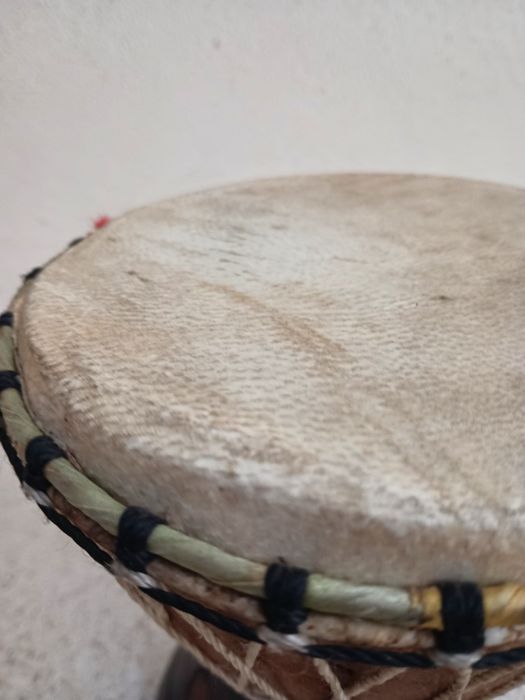 Tambor africano / djambê em madeira e pele de cabra feito artesanalmen