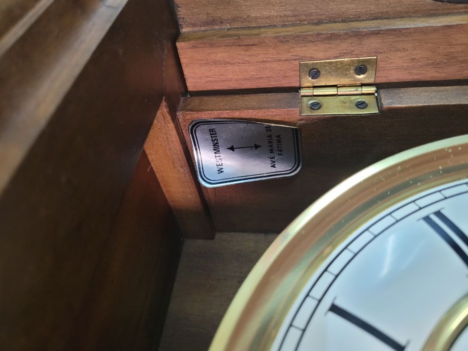 Relógio de parede  antigo em madeira