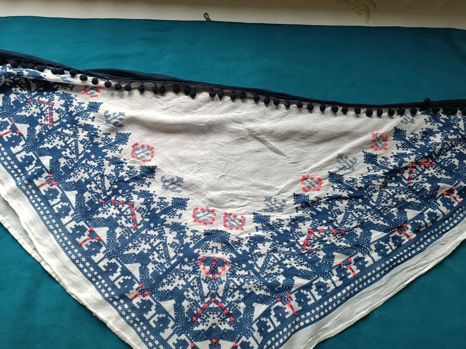 Piękna chusta: cienka miękka wielobarwna - etno, folk, haft.