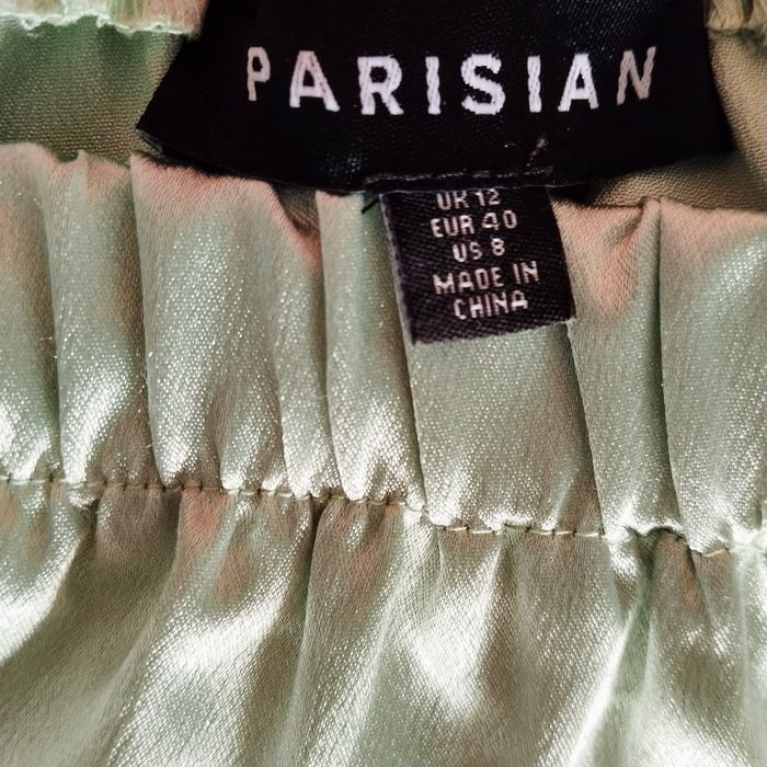 Красива атласна спідниця