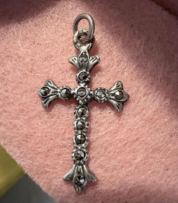 Crucifico com pedrinhas em prata para fio