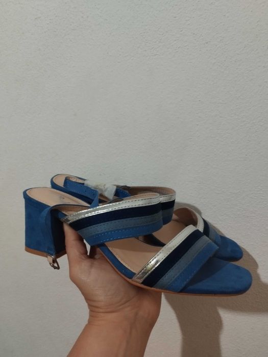 Sandálias novas tons azul e prata