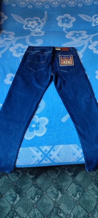 Продам чоловічі джинси, темно-сині, класичні.
