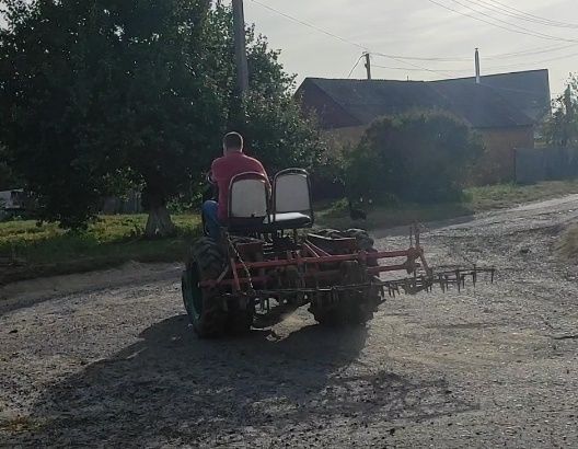 Трактор з плугом та культиватором