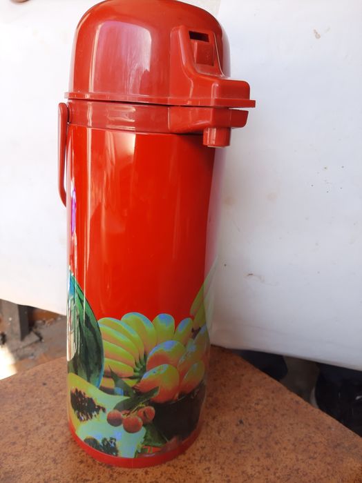 Термос,новый на 1,9литров,помповый