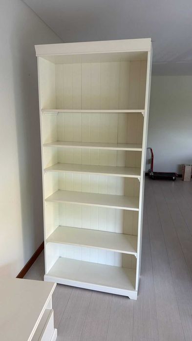 Lote de móveis para sala — sofá, estantes, aparadores e mesa — Loures
