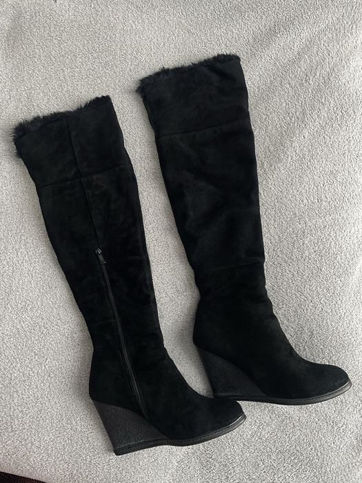 Зимові чорні замшеві ботфорти на хутрі та танкетці 10 см