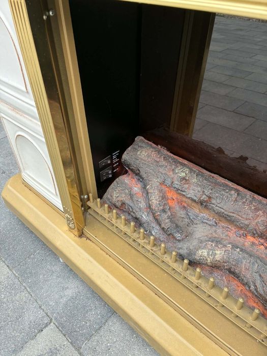 Kominek elektryczny z kafli ceramicznych