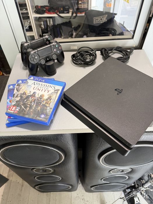 Konsola Playstation 4 Slim CUH-2116B + 2 pady + ładowarka do padów + 3 gry + okablowanie