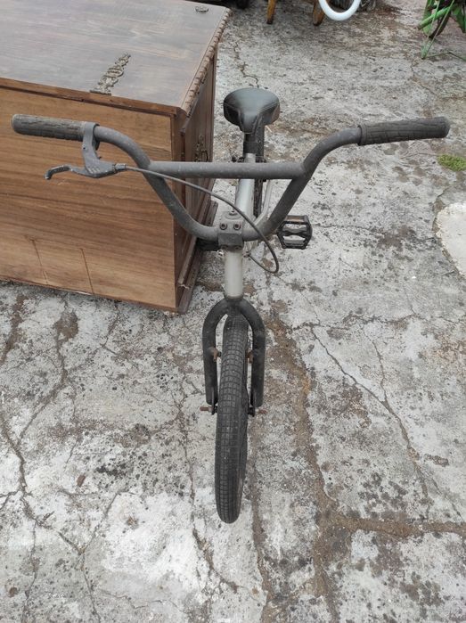 Bicicleta bmx preta.