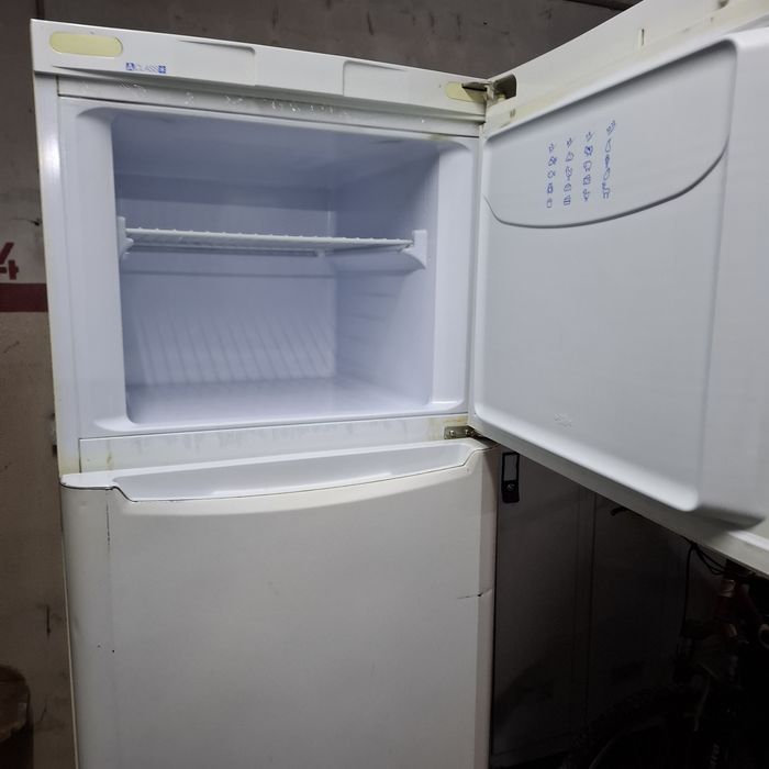 Frigorífico Indesit em muito bom estado.