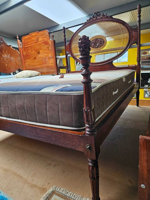 Cama antiga em madeira com cabeceira em palhinha, e