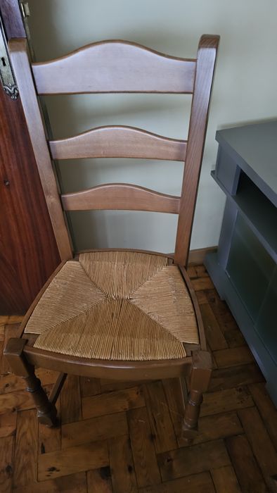 Mesa oval em madeira maciça com 6 cadeiras