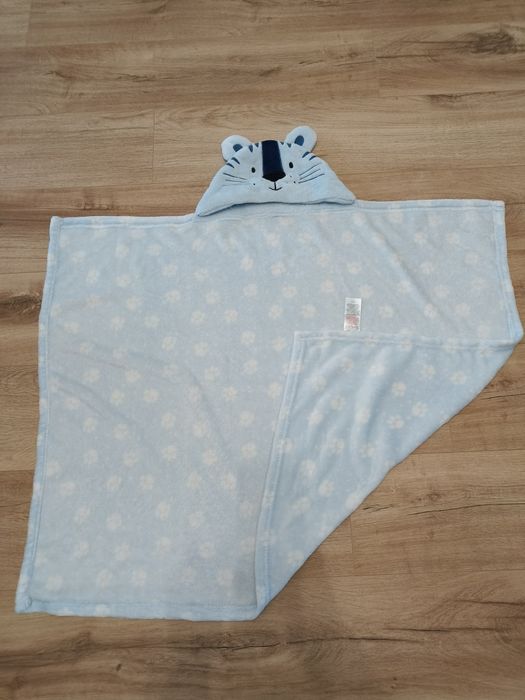 Błękitny kocyk z kapturkiem