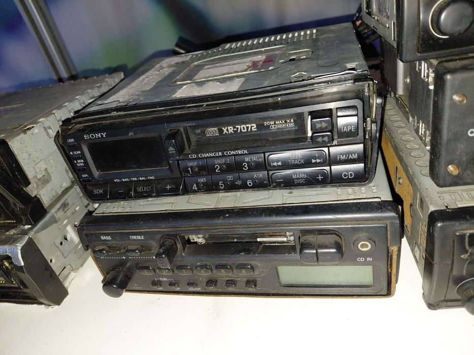 Wyprzedaż garażowa, stare radia niesprawne