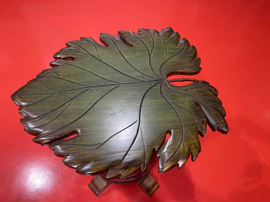 Mesa de bar feita a partir de um barril de carvalho muito antigo