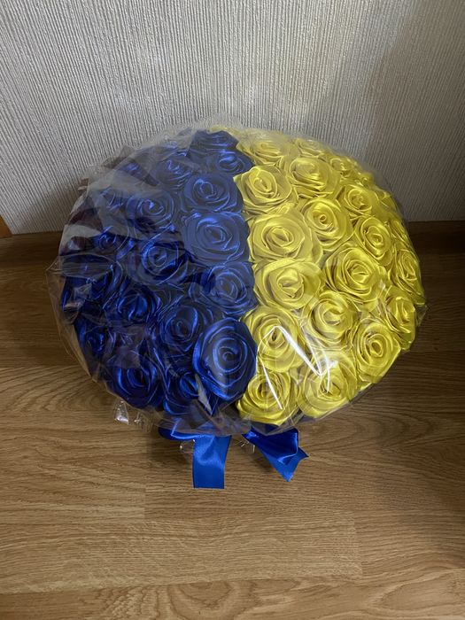 Букети з стрічки. Атласні троянди