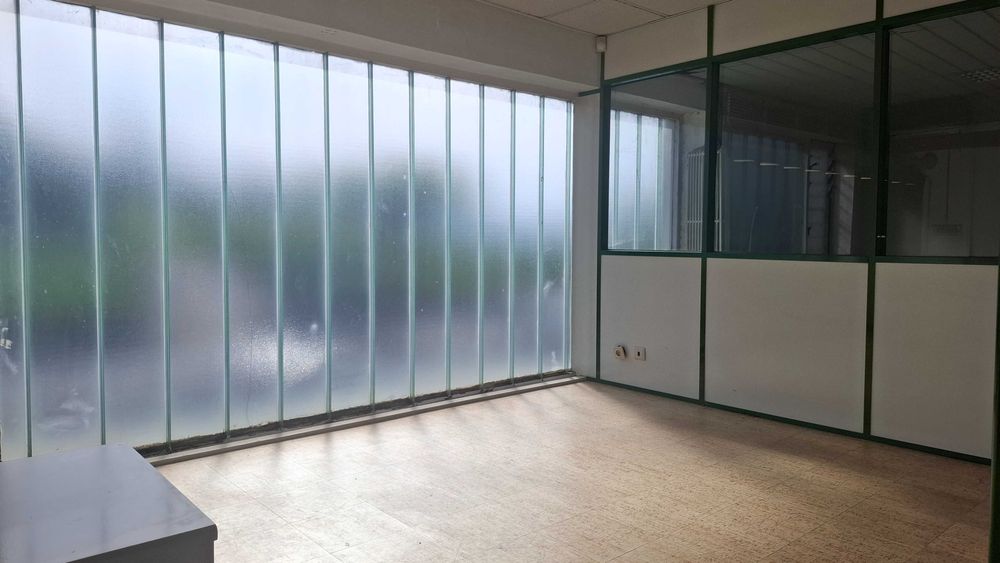 Armazém para arrendar em Guimarães de 3 frentes com cerca 800m² e com muita Luz natural