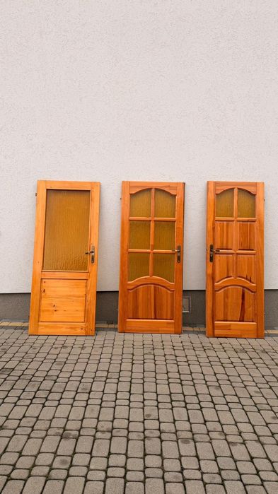 Drewniane drzwi z szybami lakierowane