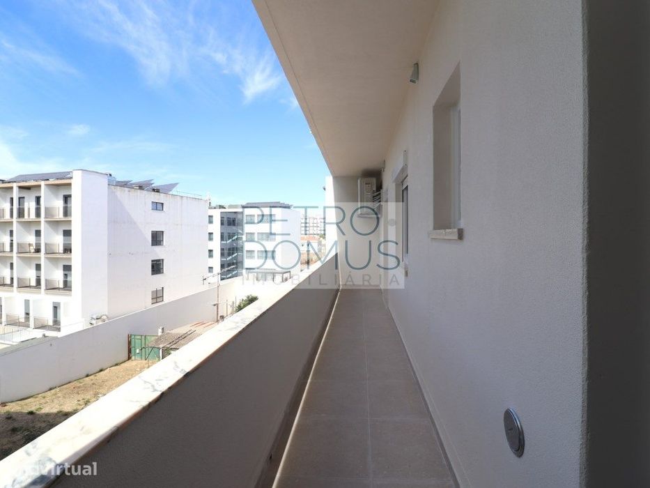 T3 Com 3 Wc Em Prédio Totalmente Remodelado - Almada