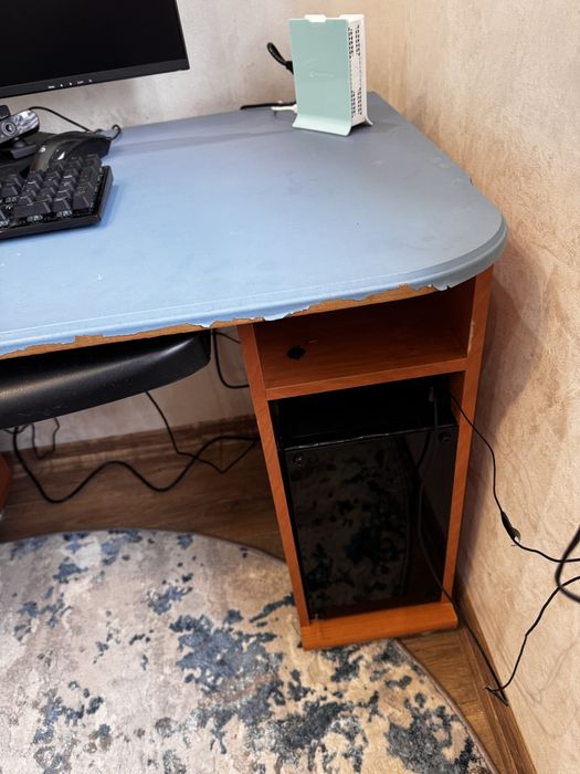 Стіл компʼютерний