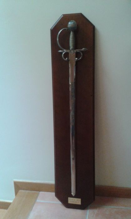 Espada Portuguesa D. Carlos V, original, para colecionadores, com suporte de parede em madeira tratada