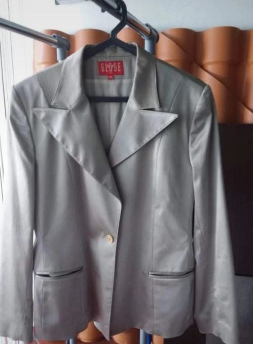 Blazer em cetim cinzento.