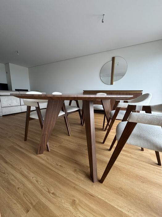 Mesa oval (nogueira)