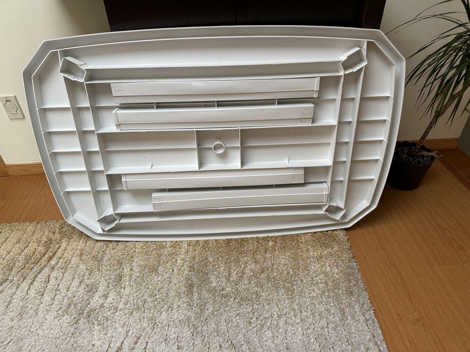 Mesa de plástico PVC branca, em bom estado