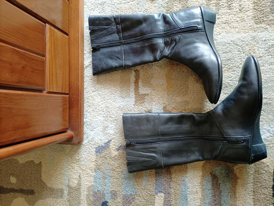 Bota preta alta número 36.