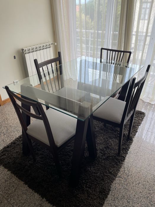 Mesa com tampo de vidro