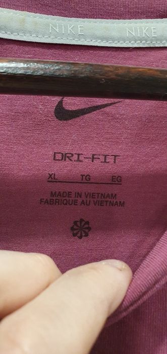 Футболка женская  Nike выполнена из дышащей ткани Dri-FIT. XL
