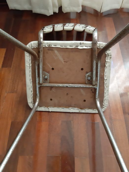 Cadeira de cozinha muito usada para restauro