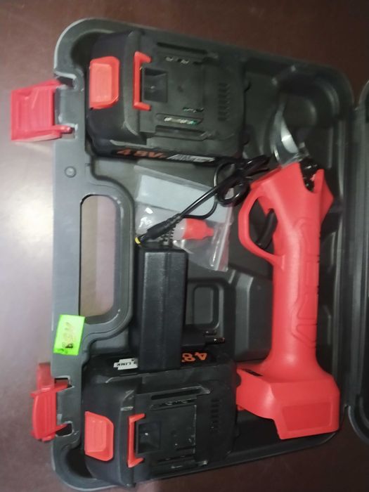 sekator na akumulator 2 akumulatory nowość bardzo mocny utnie nawet pa