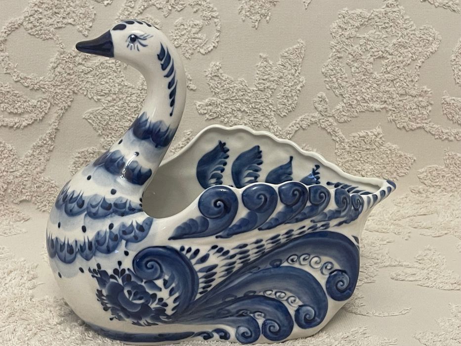 Гжель. Фарфор.. Статуетка. Статуэтка. Конфетнца. Фруктовница. Лебедь.
