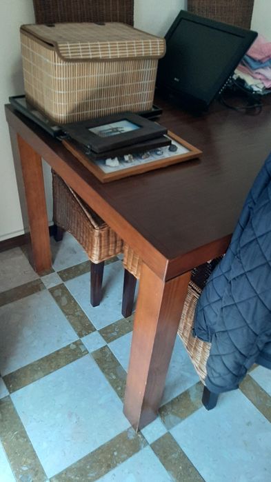 Mesa de sala e cadeiras