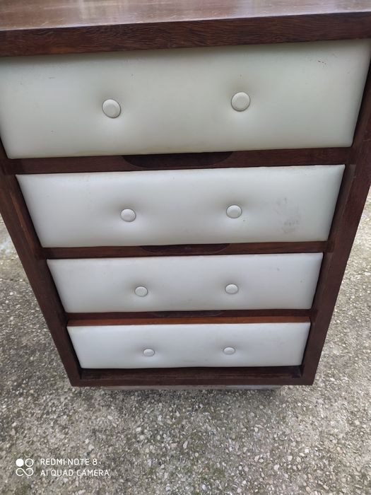 Secretária vintage com gavetas almofadas a capitone