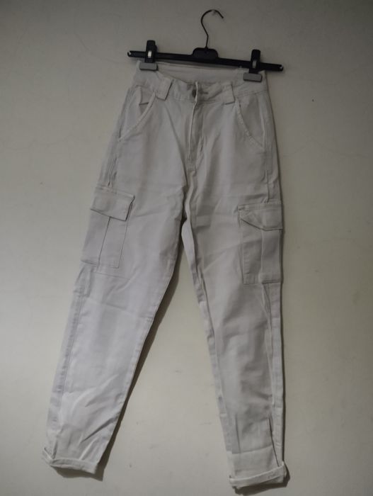 Calças beges nunca usadas