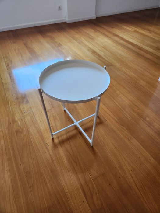 Mesa de apoio redonda com tabuleiro amovível em metal branco