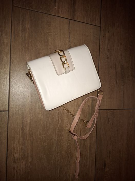 Torebka na ramię z łańcuszkiem.