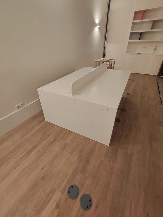 Duas mesas de escritório