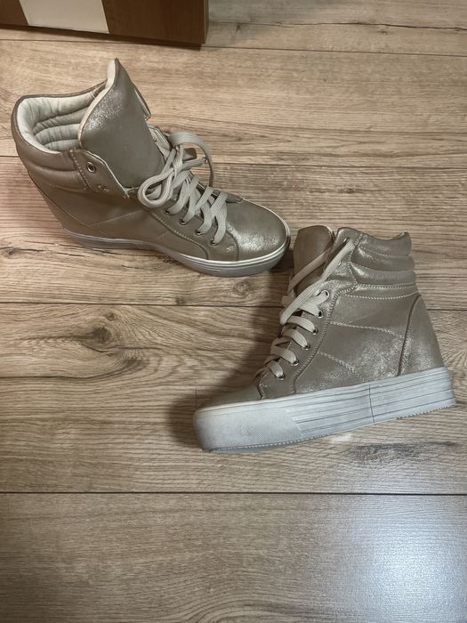 Кросівки бежеві, весняні